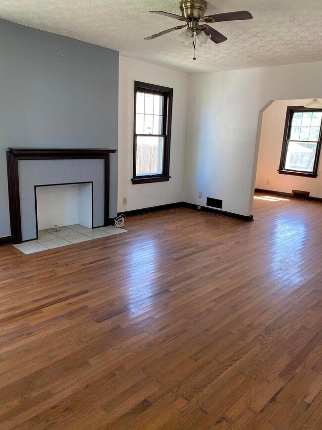 908 Geers Ave living room