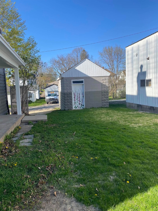 210 Park Ave, Strawberry Point, IA 52076 - photo 3