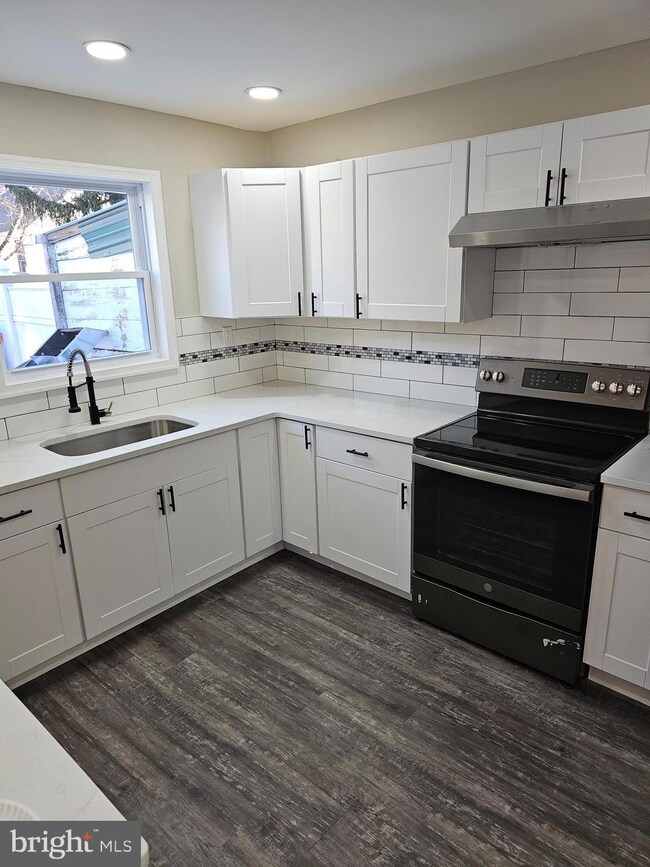 13 Walnut St, Pottstown, PA 19464 - photo 2