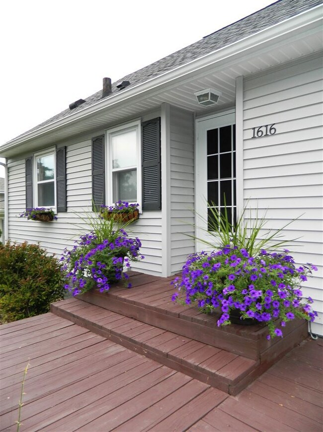 1616 Tremont St, Cedar Falls, IA 50613 - photo 2