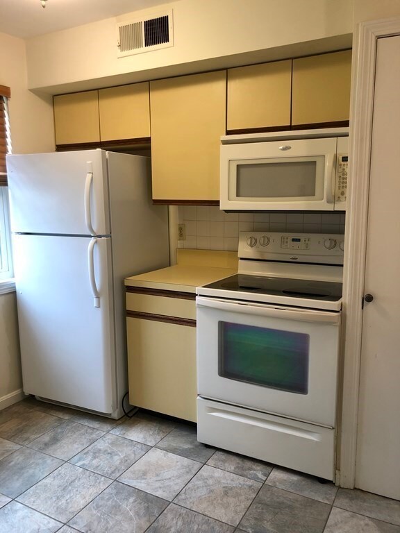 909 Windsor Dr unit 909, Framingham, MA 01701 - photo 2