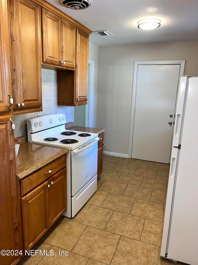 6560 Barmer Dr S, Jacksonville, FL 32210 - photo 4