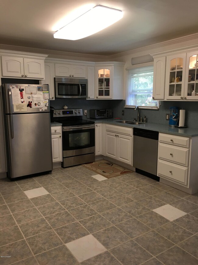 122 Tiger Lily Dr, Dingmans Ferry, PA 18328 - photo 4