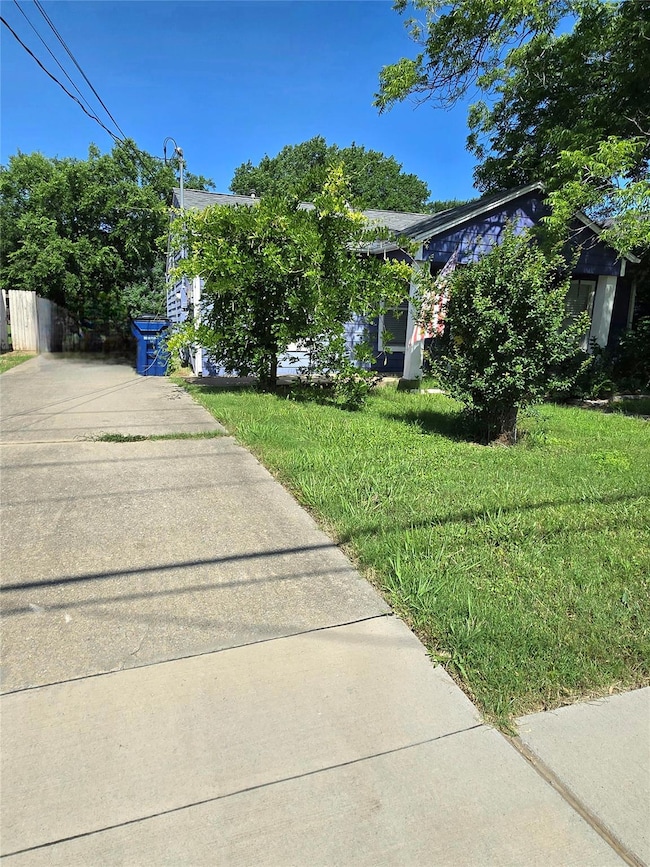 View of front facade featuring a front yard