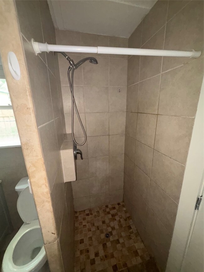 609 1/2 W Lang St, Alvin, TX 77511 - photo 6