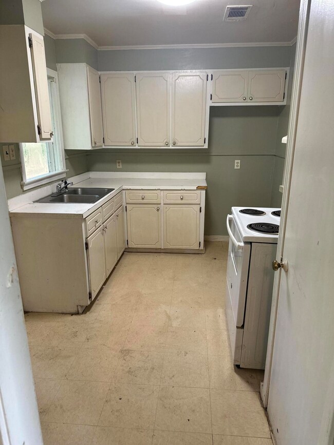 1318 West Dr, Laurel, MS 39440 - photo 4