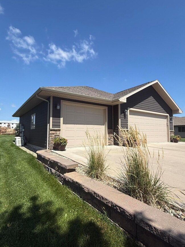 1816 Quiett Ln, Mitchell, SD 57301 - photo 4