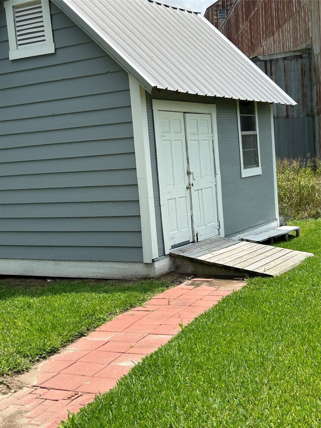 802 Chatman St, Alvin, TX 77511 - photo 2