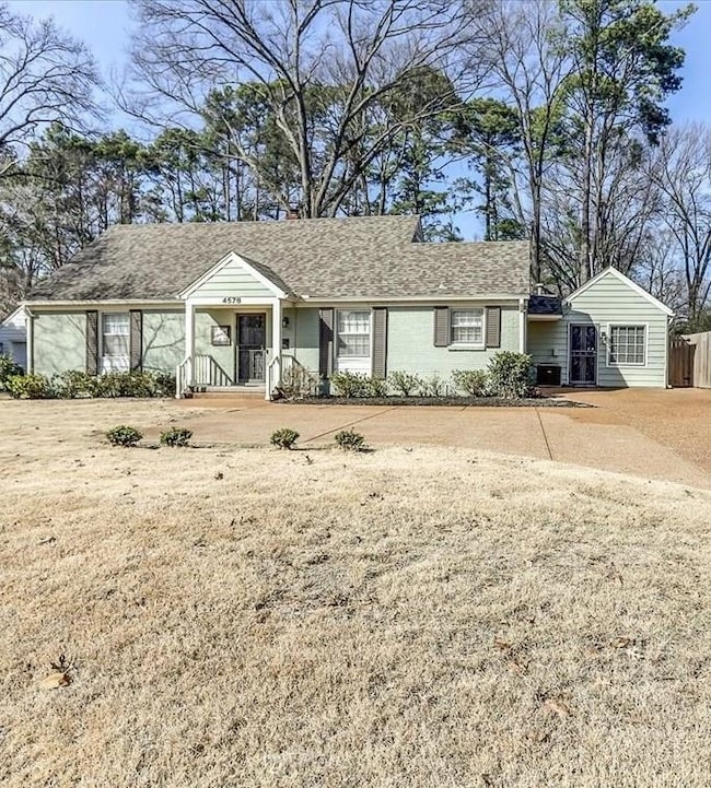 Ranch-style house featuring a shingled roof