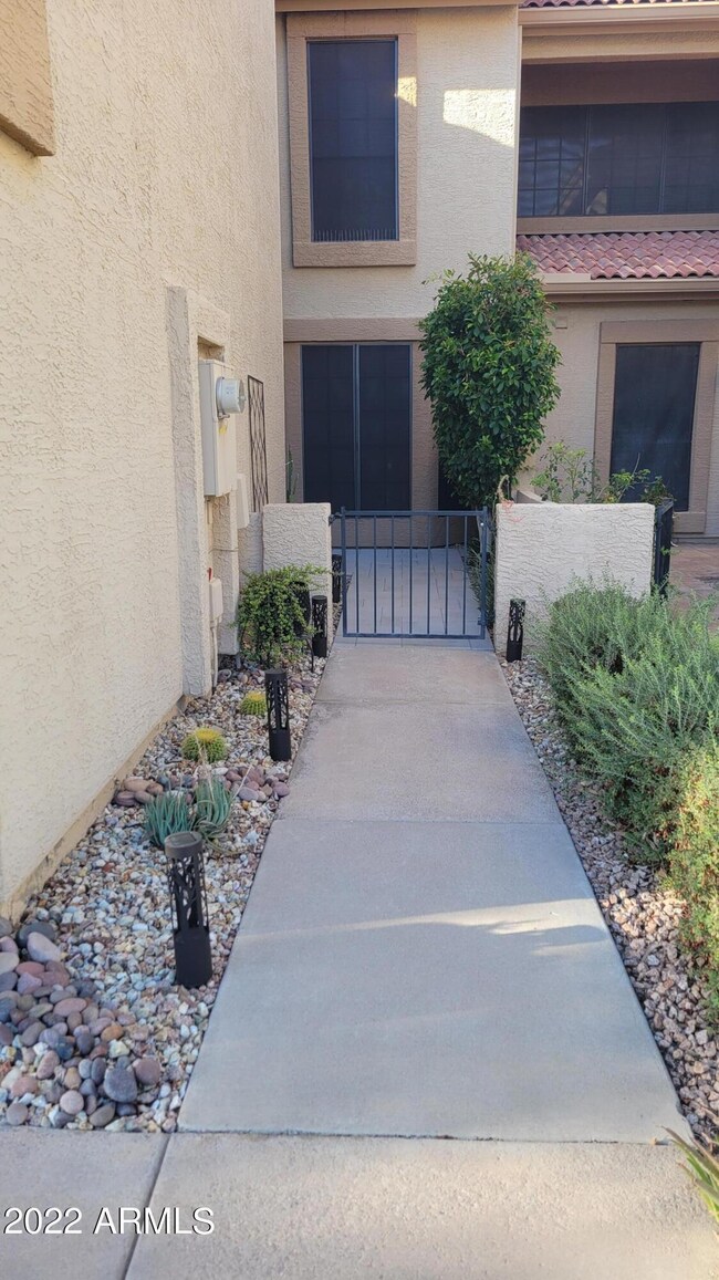 PHOTO Front walk