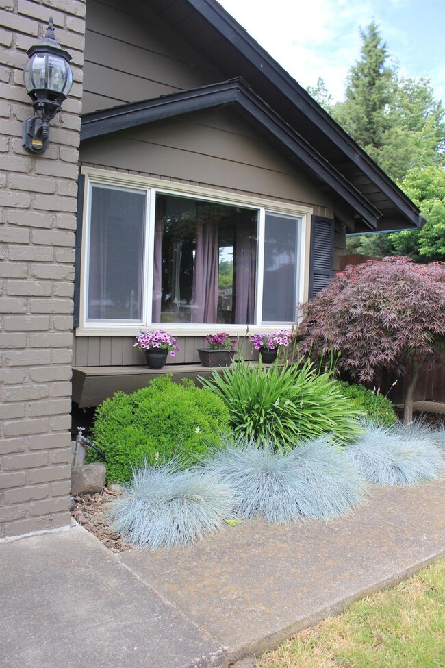 700 Freeman Rd, Central Point, OR 97502 - photo 2