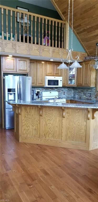 Open kitchen with bar