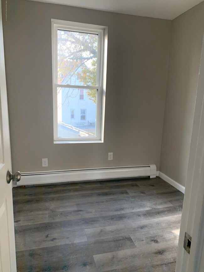 34 Broad St unit 3rd Floor, Staten Island, NY 10304 - photo 4