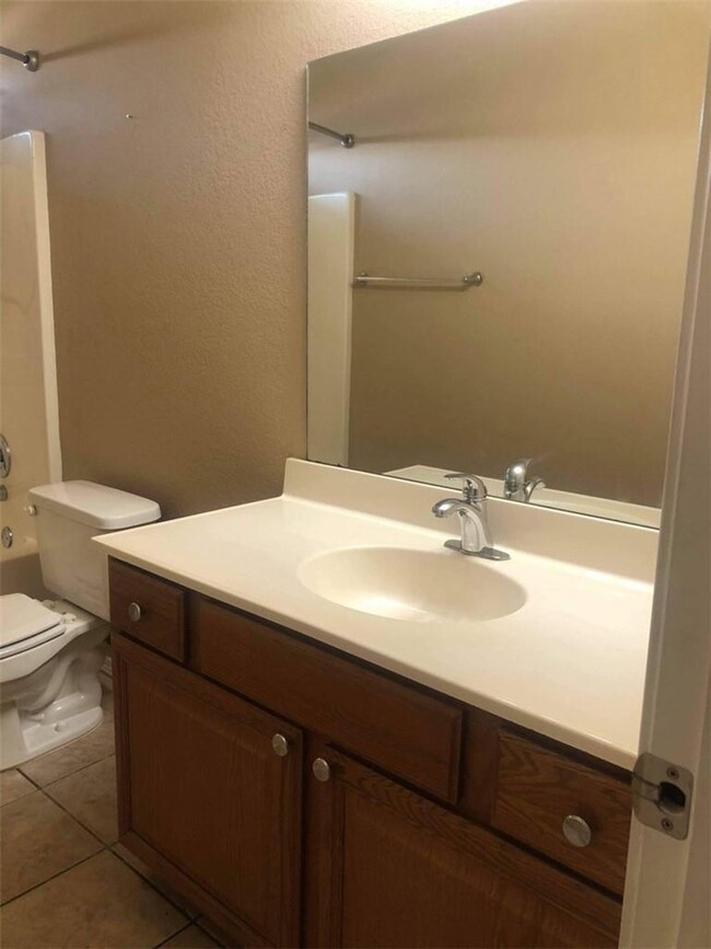 Bathroom between bedrooms