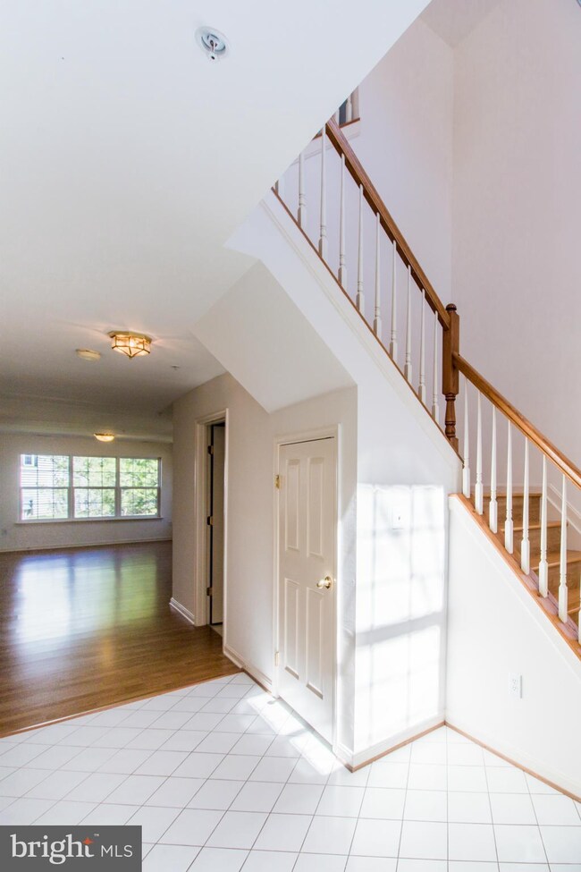 12935 Woodcutter Cir, Germantown, MD 20876 - photo 5