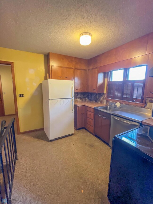 702 Elm St, West Fargo