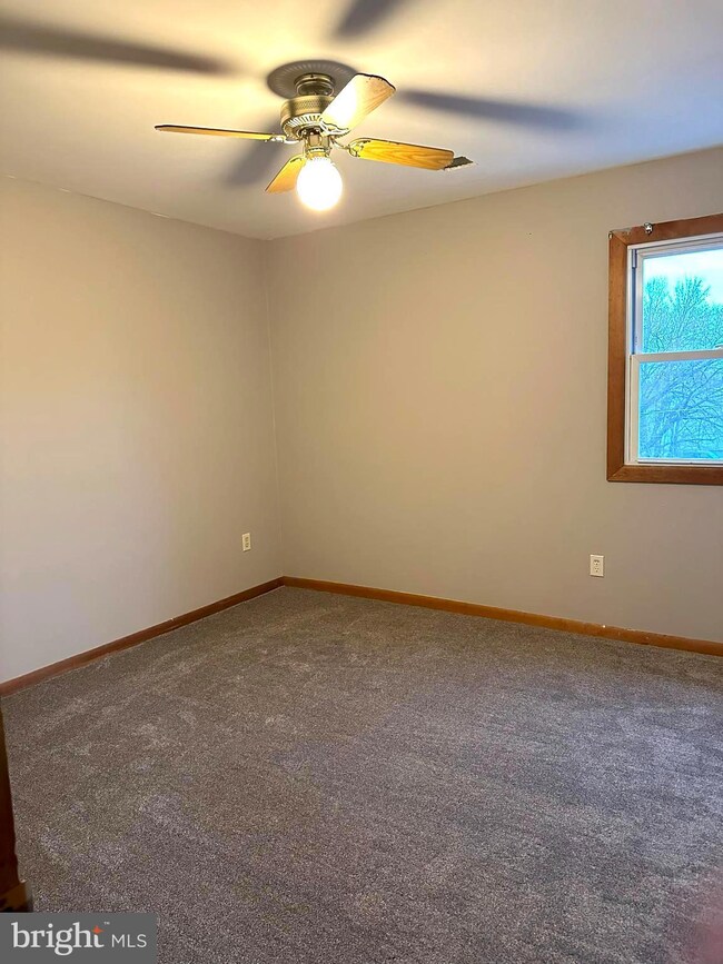 31 E Logan Ave unit 3RD FLOOR, Glenolden, PA 19036 - photo 4