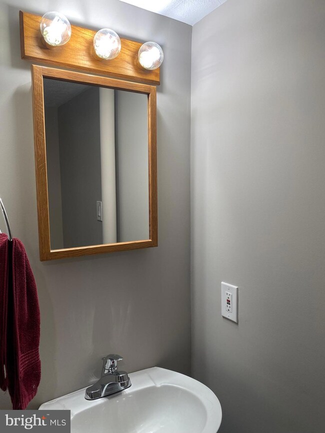 8281 Mary Lee Ln, Laurel, MD 20723 - photo 2