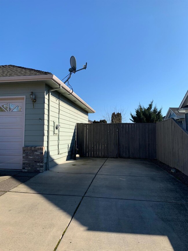 246 Meadowbrook Dr, Central Point, OR 97502 - photo 2