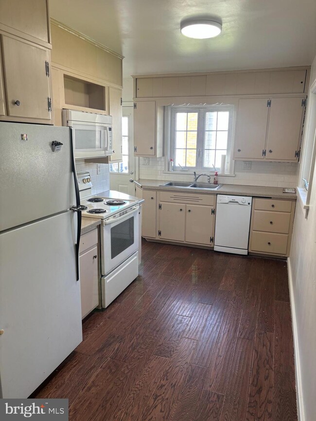 202 Locust St, New Holland, PA 17557 - photo 4