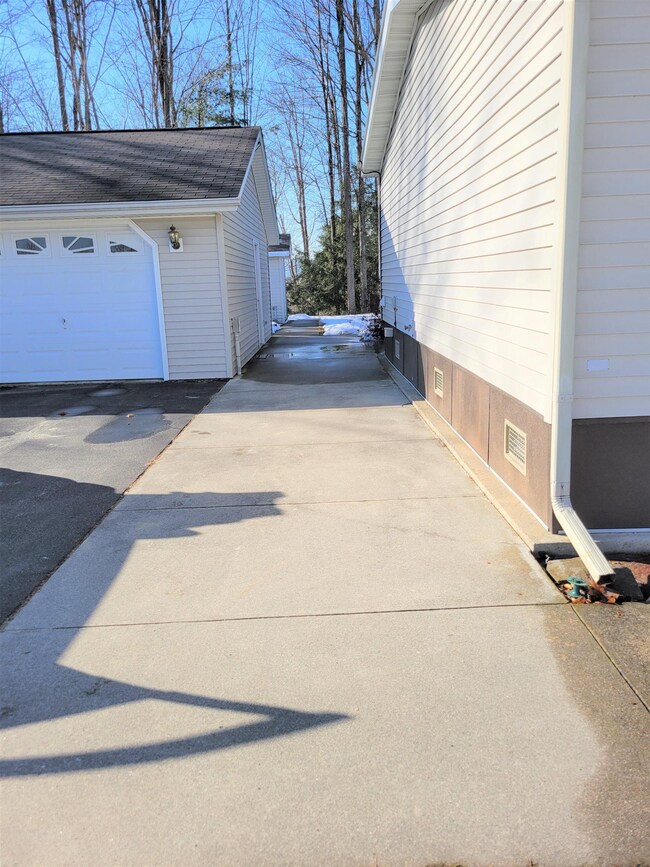 108 Hillview Cir, Charlestown, NH 03603 - photo 4