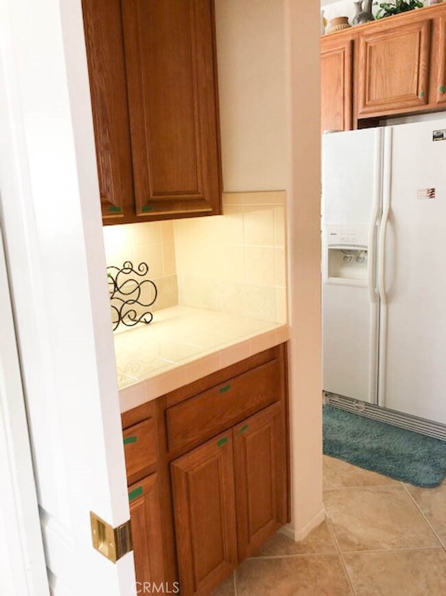 Pocket door in Butler's Pantry to separate Dining room from kitchen