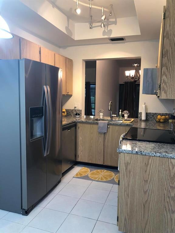 Kitchen w/Eat-In Breakfast Area