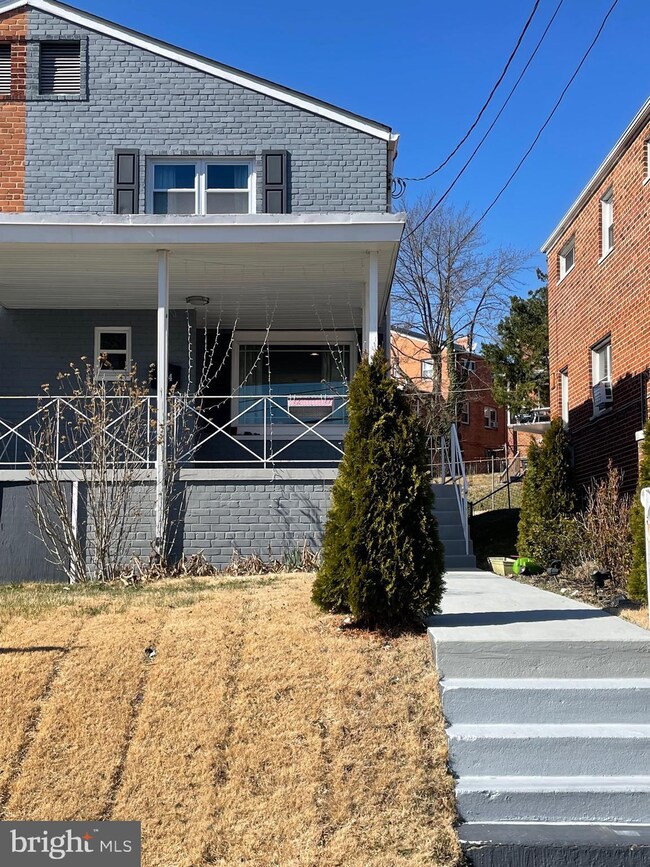 524 Hamilton St NE unit UPPER LEVEL, Washington, DC 20011 - photo 2