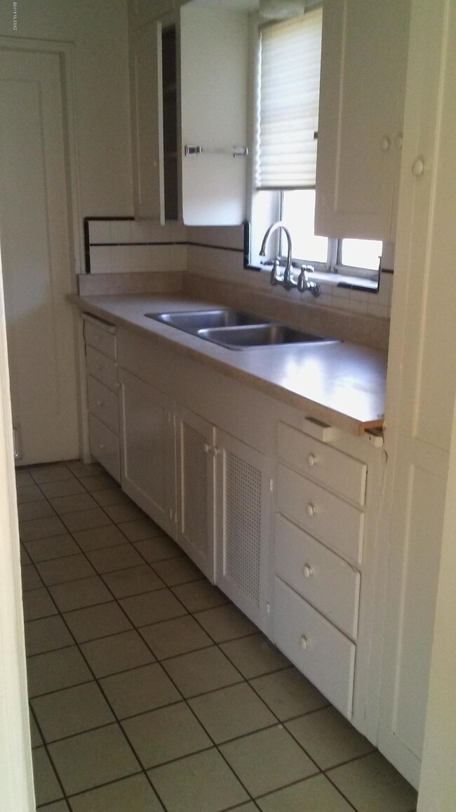 2441 E Helen St, Tucson, AZ 85719 - photo 5
