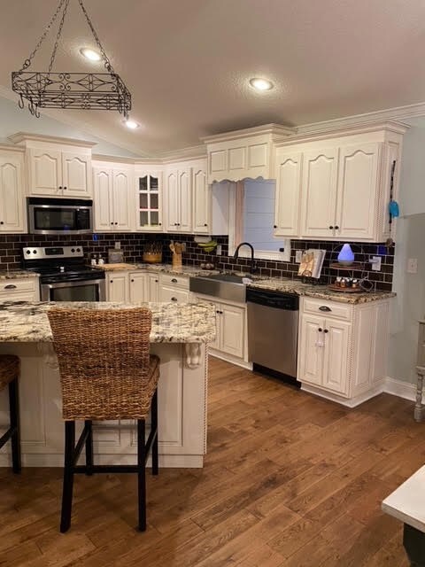 All Kitchen Appliances Remain with the Home