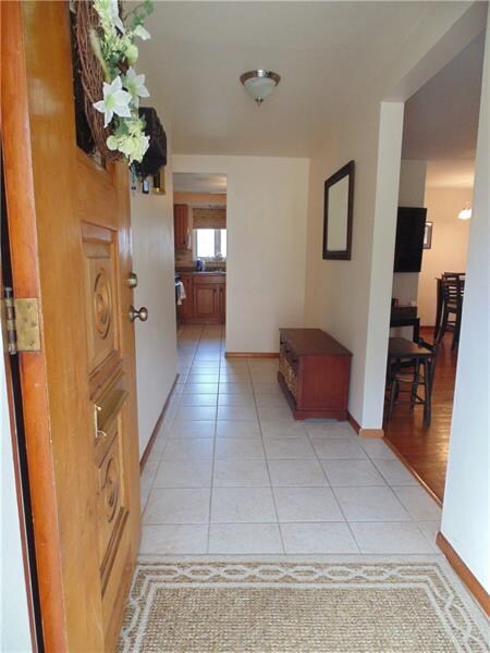 Large, inviting entry with double coat closet (beh