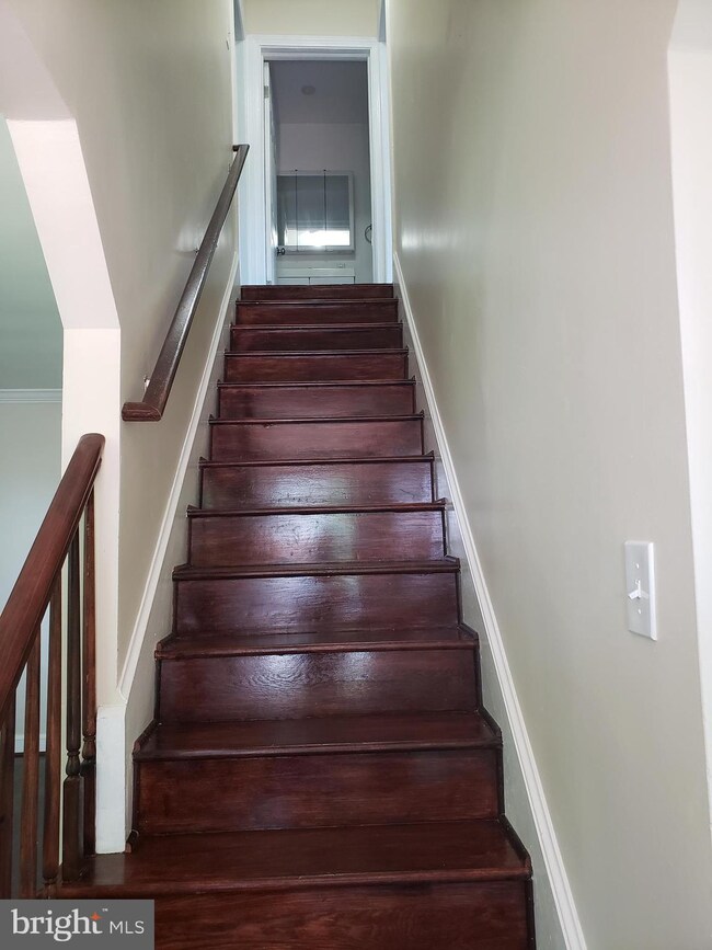 1601 Woodhill Ct, Hyattsville, MD 20785 - photo 2