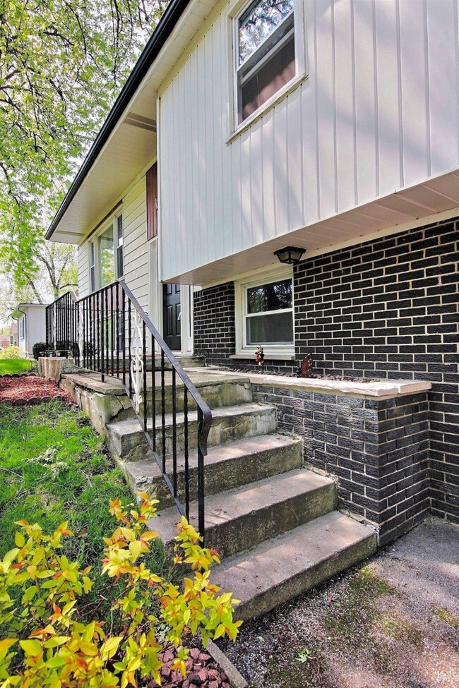 8516 Liable Rd, Highland, IN 46322 - photo 3