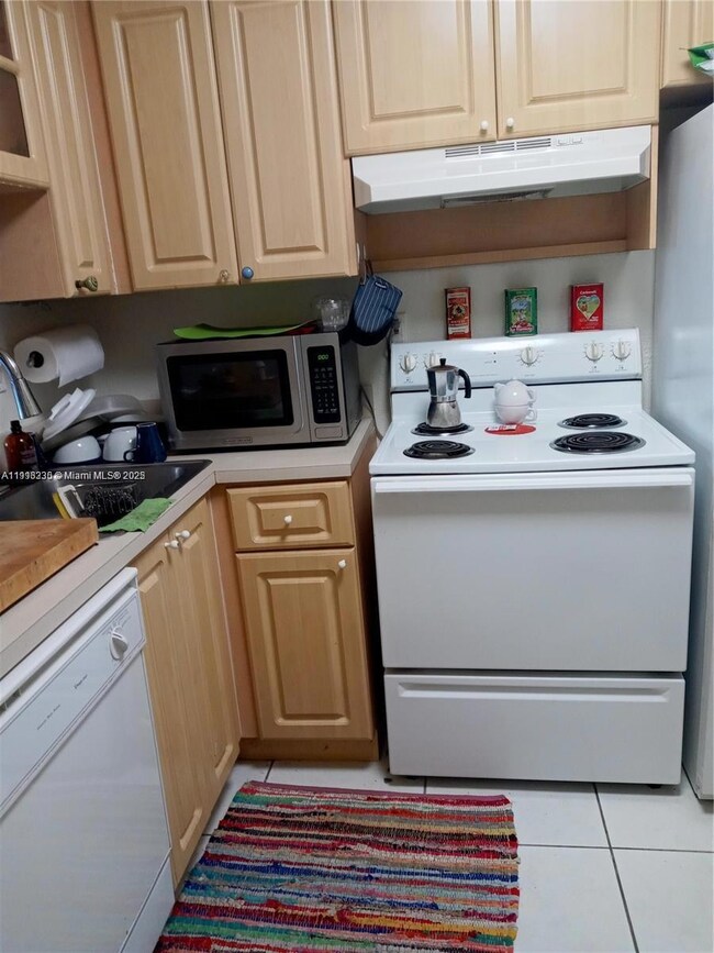 The Fountains at Fontainebleau unit 313, Miami, FL 33172 - photo 2