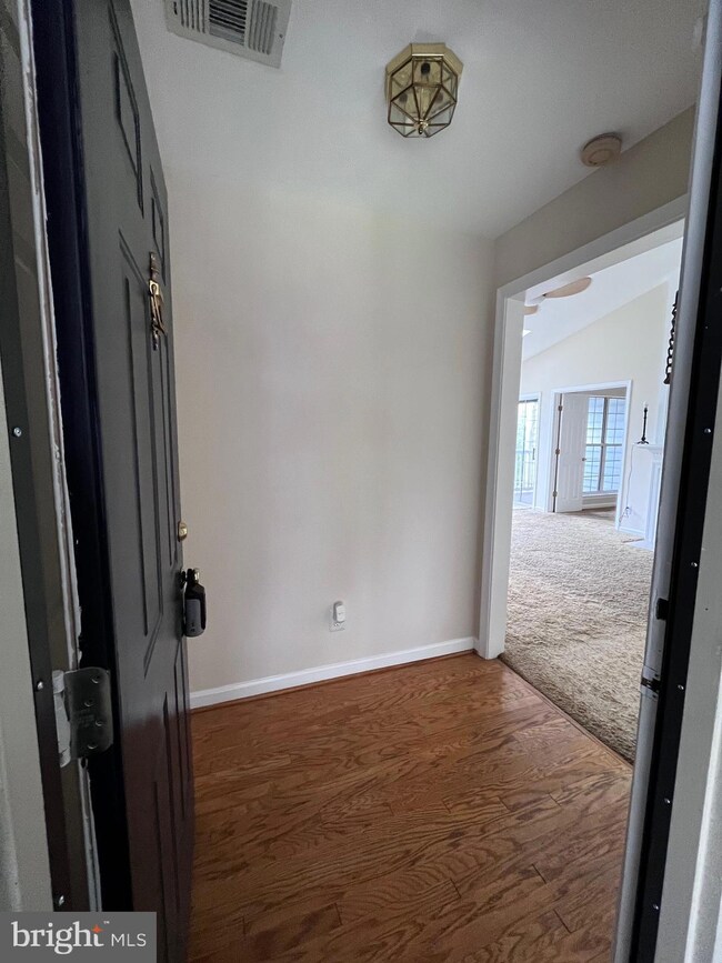 8203 Crossbrook Ct unit 301, Lorton, VA 22079 - photo 6