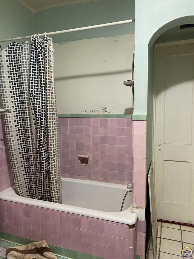 615 SW 9th St, Topeka, KS 66612 - photo 2