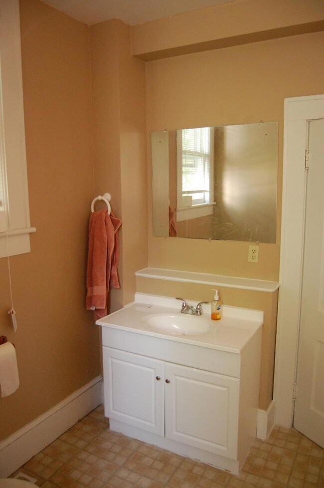 1st floor bath alundry room2