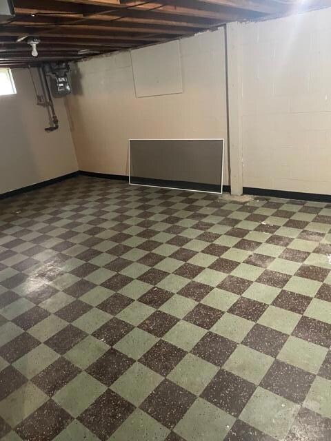 Bsmt - 2 rec rooms