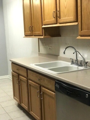 1570 Perry Ct unit D, Aurora, IL 60505 - photo 3