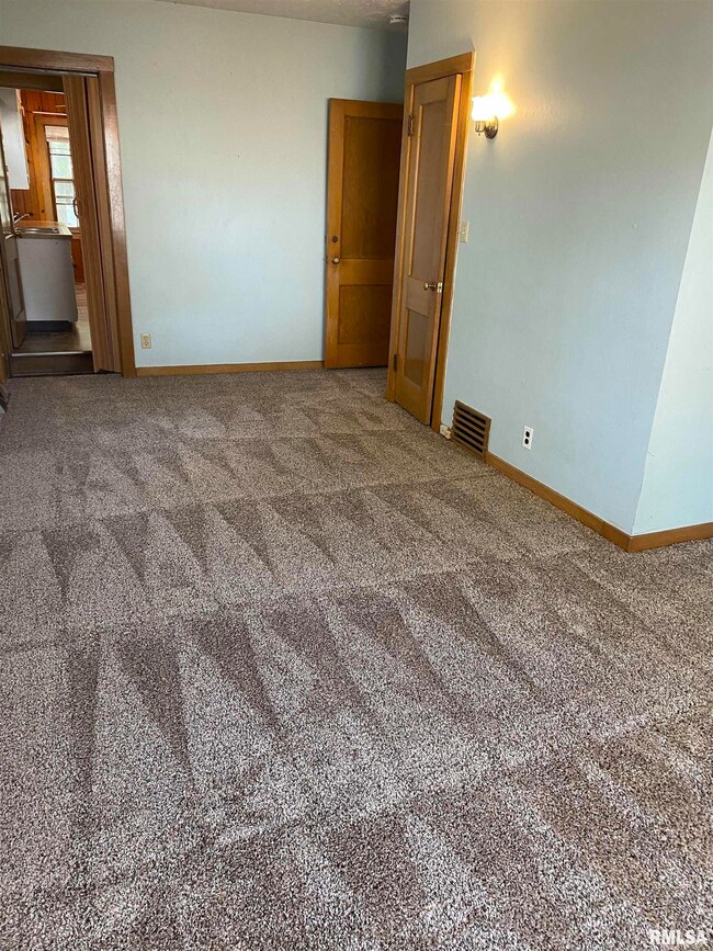 2109 4th St, Moline, IL 61265 - photo 5