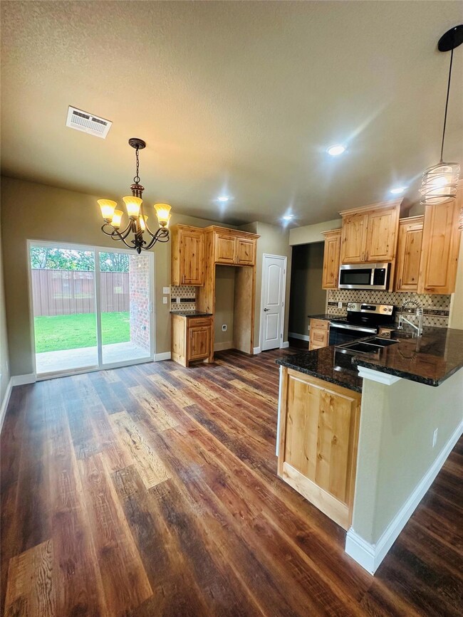 1523 N Brazos Ave, Cleburne, TX 76031 - photo 2