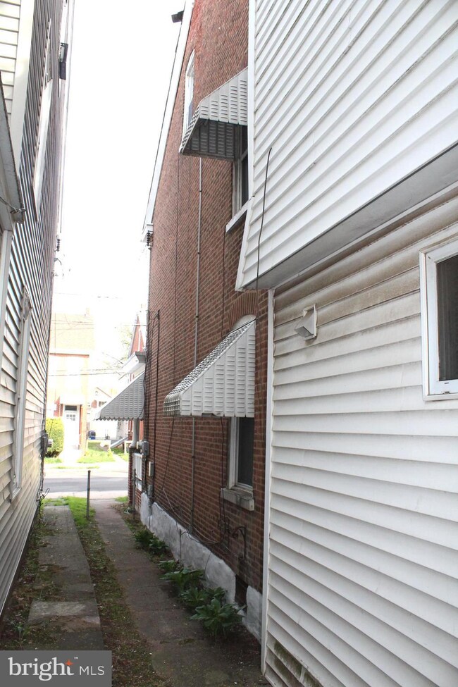 466 N Evans St, Pottstown, PA 19464 - photo 4