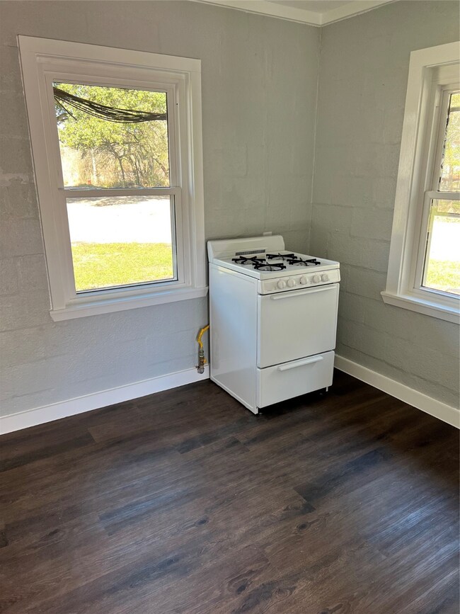 415 N Beauregard St unit 23, Alvin, TX 77511 - photo 5