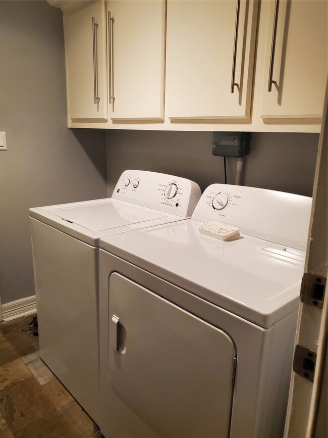 8025 W Oakwood Ct, Houston, TX 77040 - photo 7