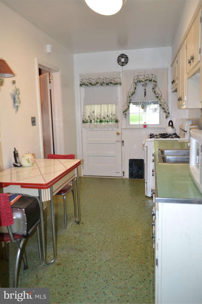 216 Medwick Garth E, Catonsville, MD 21228 - photo 7