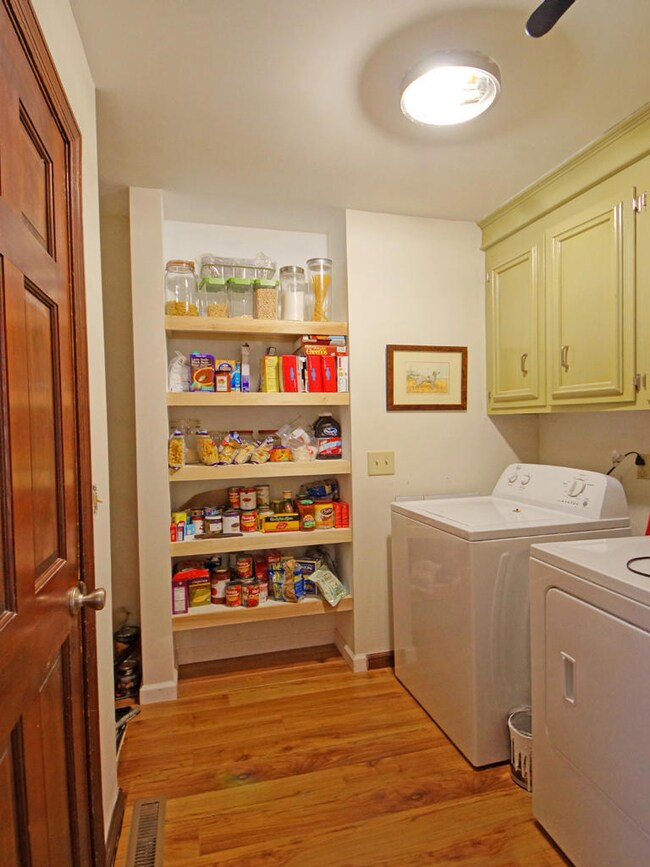 4- 977 Colonial