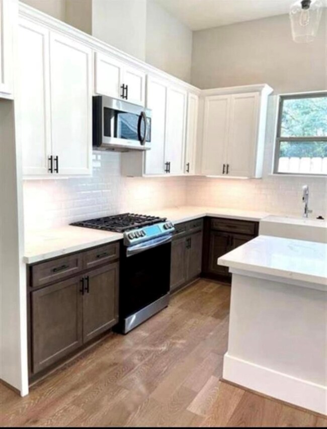 803 Thornton Rd unit J, Houston, TX 77018 - photo 4