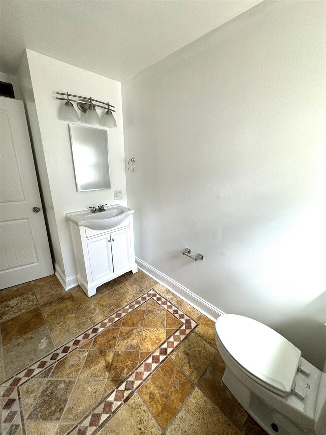 1st Floor Bathroom & Laundry