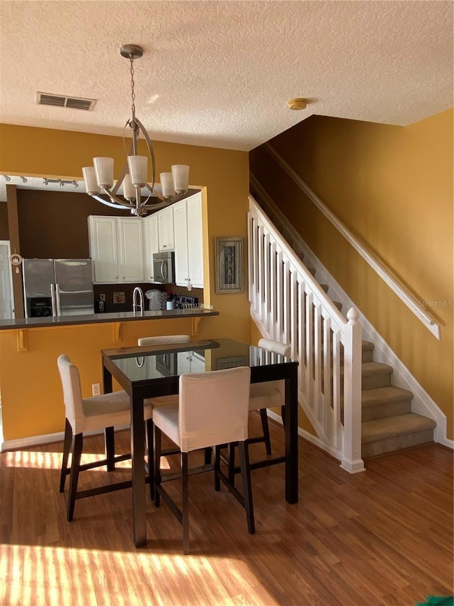 Dining to Kitchen