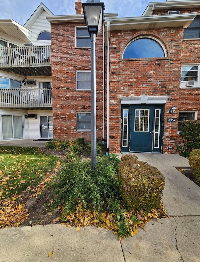 4304 W Shamrock Ln unit 1A, McHenry, IL 60050 - photo 2